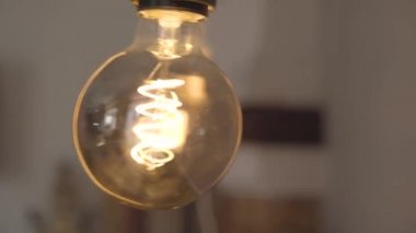 Tungsten ampul lamba yakın çekim. Modern evde ışık kavramı, fikir, elektrik.