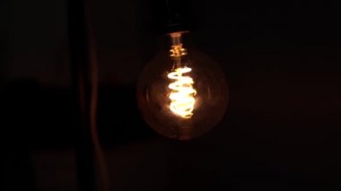 Siyah arka plan üzerinde Tungsten ampul lamba. Aydınlık ve karanlık kavramı, fikir, modern evde elektrik.