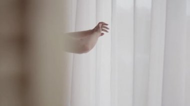 Lüks daire ev ya da modern bir otel de lüks daire ev veya modern otel esenlik zevk pencereden bakarak duran perde dantel açılış zengin olgun kadın arka görünümü. Mutlu beyaz kadın yeni günü selamlıyor.