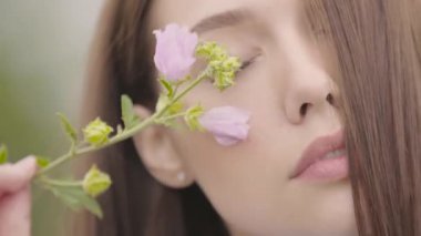 Yakın portre büyüleyici kaygısız kız uzun yaz moda elbise giyen kamera zevk emin görünümlü. Boş zaman ve güzel bir genç kadın hafta sonu açık havada. Gerçek insanlar serisi.