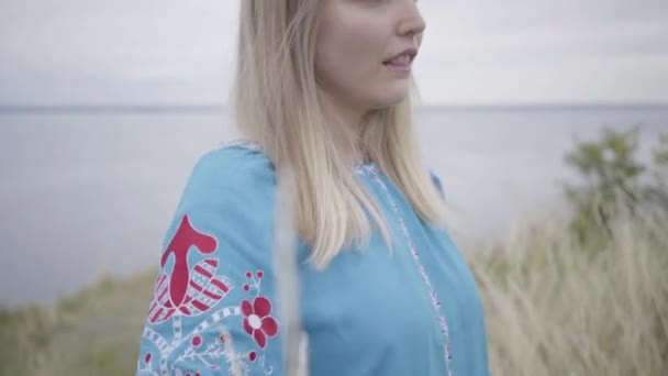 Ritratto spensierata ragazza caucasica che indossa lungo vestito di moda estiva godendo stand sul campo. Tempo libero e fine settimana di una bella giovane donna all'aperto. Serie persone reali . — Video Stock