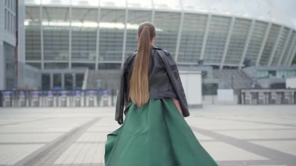 Bella splendida ragazza in un abito da sera splendida verde allegro e felice a piedi e chiamando giocosamente . — Video Stock