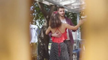 Yaşlı evin verandasında dans eden genç adam ve kadın gülümsüyor. Sevimli çift birlikte eğleniyor. Evde boş zaman. İhale ilişkisi.