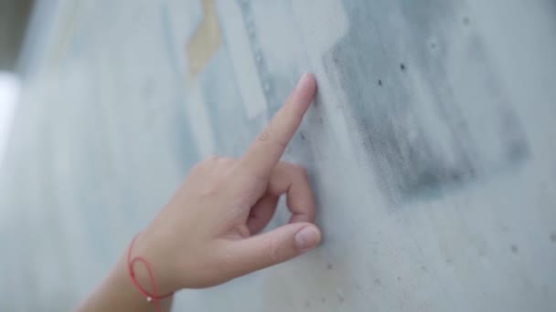 Närbild av kvinnliga Finger vidrör planet. Luftfartygets hud närbild. Koncept för resande, flygplan, helg — Stockvideo