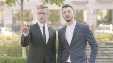 Kendine güvenen işadamı mimar ile yeni bina projesini açık havada tartışıyor. İş toplantısı, iş ilişkisi, mülkiyet kavramı