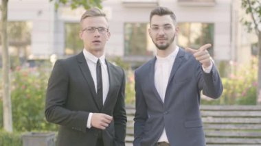 İki genç ortak parkta buluşuyor. Kendine güvenen işadamı yeni binaların mimar projesi ile tartışırken, insanlar el sıkışıyor. İş toplantısı, iş ilişkisi, mülkiyet, anlaşma kavramı