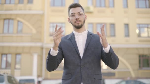 Gutaussehender selbstbewusster junger Geschäftsmann in einem offiziellen Anzug warf nach dem Deal Geschäftspapiere raus. Zeitlupe — Stockvideo