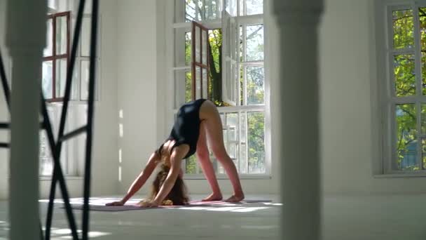 Capelli rossi giovane ragazza caucasica sana in piedi sul tappeto nella grande stanza bianca praticare yoga. Giovane donna che si esercita sul fitness in casa. Bella donna si sta esercitando a casa. Stile di vita sano — Video Stock