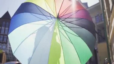 Sokakta duran çok renkli şemsiyenin arkasına saklanan kadın. Tanınmayan kız eski Avrupa şehrinde güneşli bir gün geçiriyor. Mutlu yaşam tarzı