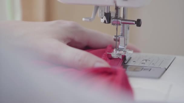 Těsní ruka švadlena pracující s šicí strojem. Žena úhledně vyrábí strojní šev. Koncepce zaměstnání, profese, hobby — Stock video