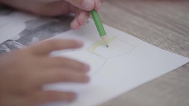 Mani da primo piano di bambina che disegna disegni di abbigliamento seduti a tavola. Chiude design, creatività, idea — Video Stock