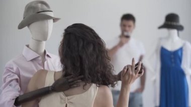 Arka planda şarap içen adam ise şapka erkek manken ile dans kıvırcık kadın geri görünümü. Rüya kavramı, hayal gücü, yalnızlık