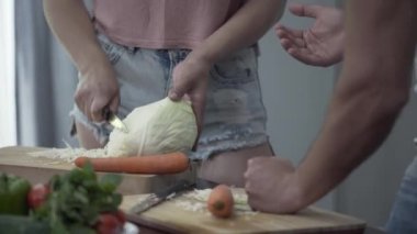 Tanınmaz bir genç adam ve kadın lahana keserken tartışıyor. Kız öfkeyle tahtaya bir bıçak saplar. İlişkide zorluklar, aile sorunları