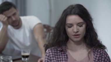 Adam küfür ve oturma odasında onun kıvırcık kız arkadaşı için çığlık o yatak duyguları criyng becouse olduğunu