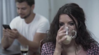 Üzgün kadın ön planda dönüm ve başka bir kadınla sohbet ederken gülümseyen onu sadakatsiz kocası bakıyor. Hile kavramı, kırık aile