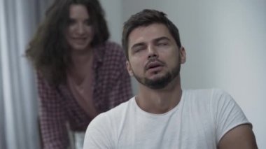 Genç kıvırcık kadın küfür ve yanlış anlama becouse oturma odasında onu kıvırcık sinir bozucu erkek arkadaşı için çığlık.