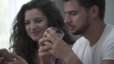 Portre duygusal kıvırcık kız telefonda onun erkek arkadaşı ne istediğini gösteren ama o yorgun ve sinir bozucu