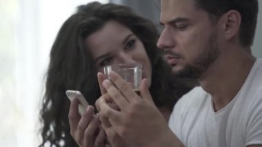 Genç duygusal kıvırcık kız telefonda onun erkek arkadaşı ne istediğini bir şey gösteren ama o yorgun ve sinir bozucu
