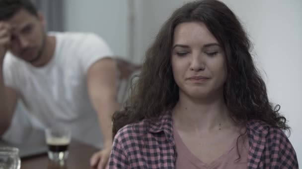 Junger Kerl flucht und schreit seiner lockigen Freundin im Wohnzimmer zu, sie weint wegen der Bett-Emotionen — Stockvideo