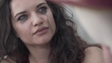 Ağlayan üzgün kıvırcık kadın şefkatle gerçek erkek ile tarih taklit erkek manken yüzü dokunmadan yakın. Rüya kavramı, hayal gücü, yalnızlık, delilik