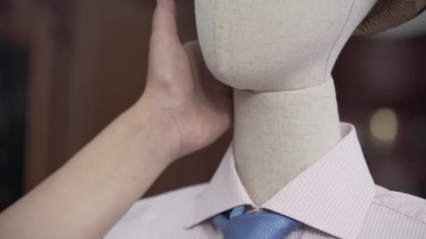 Close-up vrouwelijke hand teder aanraken gezicht van mannelijke mannequin imiteren datum met de echte man. Dromen concept, verbeelding, eenzaamheid, waanzin — Stockvideo