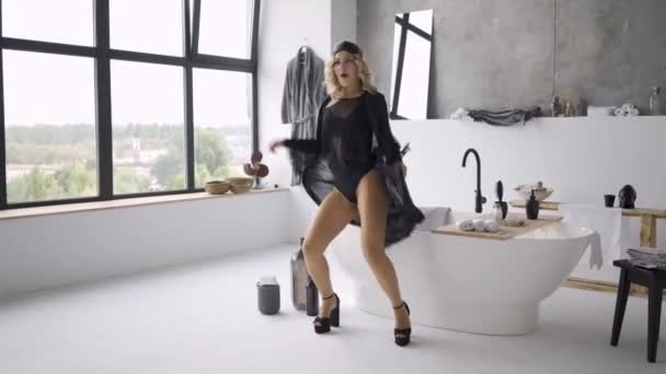 Vicces felnőtt nő gyönyörű ruhákat vékony test táncol a fürdőszobában. A lány készül a dátumot. Boldog hangulat! — Stock videók