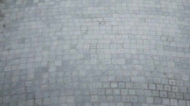 Koltuk değnekleriyle bir bacağı olan beceri adamının üstünü çizer ler üzerinde kaykayı sürer. Engelli kişi bir kaykay ile eğitim. Motivasyon, aktif yaşam tarzı, asla vazgeçme