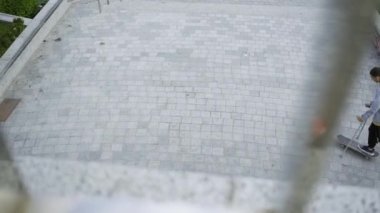 Koltuk değnekleriyle bir bacağı olan beceri adamının üstünü çizer ler üzerinde kaykayı sürer. Engelli kişi bir kaykay ile eğitim. Motivasyon, aktif yaşam tarzı, asla vazgeçme