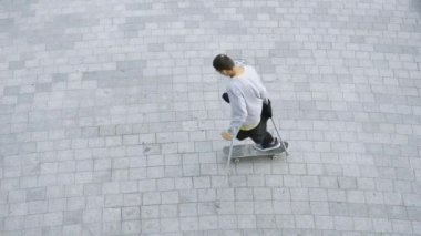 Bir bacağı koltuk değnekleriyle kaykayında dönen adamın en iyi görüntüsü numaralar yapıyor. Engelli kişi bir kaykay ile eğitim. Motivasyon, aktif yaşam tarzı, asla vazgeçme