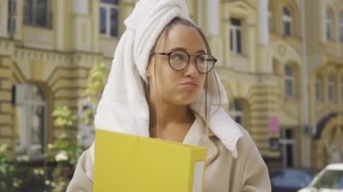 Bornozlu genç kadının portresi, sokakta duran belgelerle baş üstünde havlu yla dolu. Kız duştan sonra elbisesini değiştirmeyi unutuyor. Yoğun bir hayat. Serbest