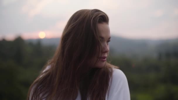 Atractiva joven posando frente a un hermoso paisaje con montañas. Conexión con la naturaleza salvaje. Ocio al aire libre, estilo de vida activo. Turismo, viajes — Vídeo de stock