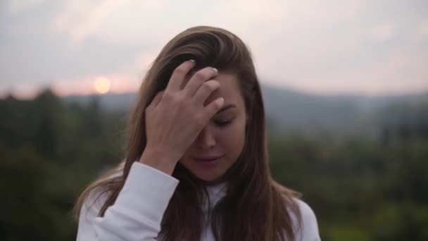 Jeune femme mignonne posant tout en se tenant devant un beau paysage avec des montagnes. Connexion avec la nature sauvage. Loisirs en plein air, mode de vie actif. Tourisme, voyages — Video