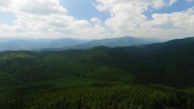Ağaçlarla kaplı dağların en iyi manzarası. Doğayla bağlantı. Seyahat, turizm, tatil. Drone çekim, üst tegörüş.