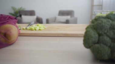 Kadın elleri bir kesme tahtası üzerinde büyük bir sarı domates koymak ve bir domates kesmek için hazırlayın. Sebze salatası pişiriyorum. Sağlıklı beslenme, sağlıklı yaşam tarzı.