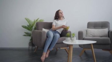 Genç ince kadın kol-sandalyede otururken onu sağlıklı gıda zevk salata ile büyük kase tutan. Sağlıklı yaşam tarzı kavramı. Nutri terapisti, nutraceutical, beslenme uzmanı mesleği