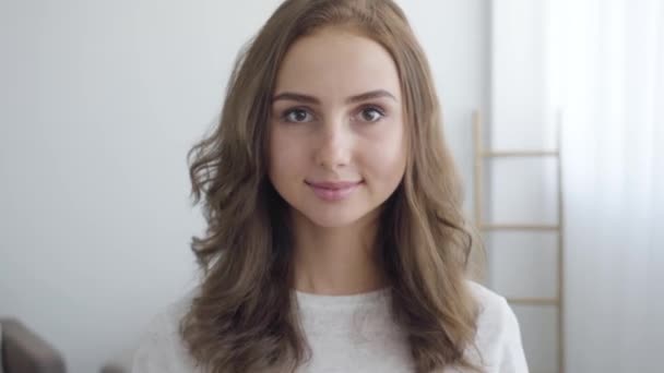 Retrato de jovem mulher sorridente segurando duas metades de laranja em pé na cozinha moderna. Conceito de comida saudável. Profissão de nutri terapeuta, nutracêutico, nutricionista, treinador de bem-estar — Vídeo de Stock