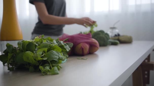 Női kéz üzembe saláta a mély tálba. Felismerhetetlen nő főzés reggeli a konyhában. Egészséges életmód. Lassított mozgás. — Stock videók
