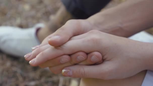Närbild av kaukasiska manliga och kvinnliga Håll händer. Romantiskt datum. Par håller händerna. Ömhet, kärleks koncept. — Stockvideo
