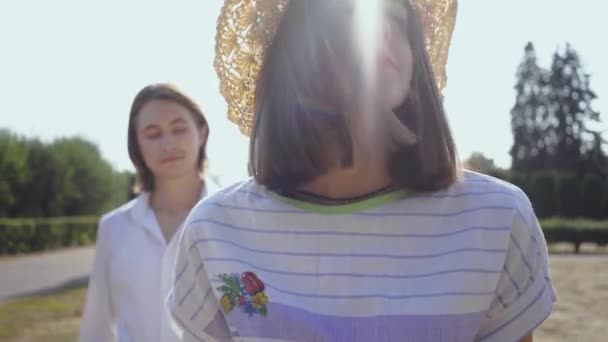 Retrato de una joven pareja caucásica caminando al aire libre tomados de la mano. La chica que lidera a su novio. Sígueme. Una cita romántica. Ternura, concepto de amor — Vídeo de stock