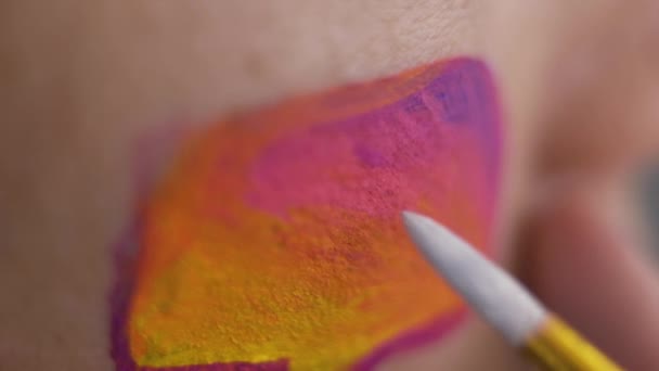 Extrém Közelkép a művész kis fehér szívvel az emberi test segítségével kis puha kefével. Body Art koncepció. Művészi, világos stílusú. Részletes arculat — Stock videók