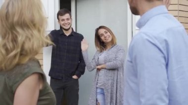 Evli çift, el sallayarak arkadaşlarının evlerini terk ediyor. Dost komşular genç erkek ve kadının evini ziyaret. Dostluk kavramı, iyi bir ilişki