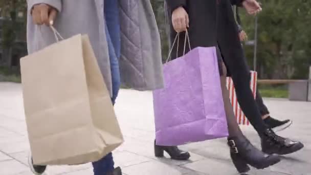 Okända mode kvinnor med shoppingväskor gå i staden. Fritid tillsammans. Flickor njuter av sina inköp. — Stockvideo