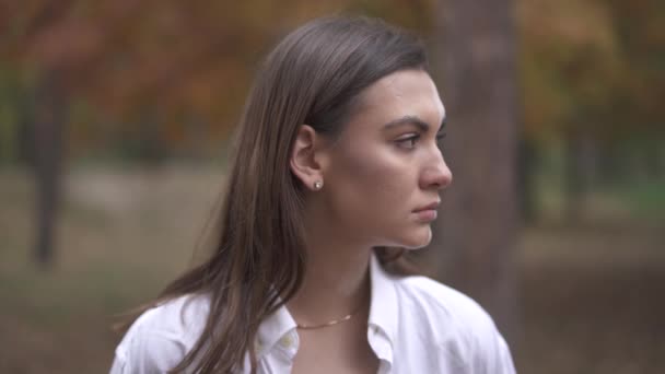 Dia das Bruxas. Menina sorridente com maquiagem scull — Vídeo de Stock