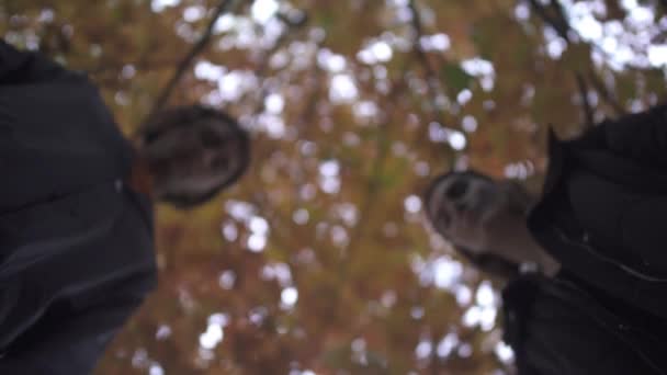 Vista in basso, l'uomo con la brutta cicatrice insanguinata sul viso con mannaia in mano e donna con il trucco del cranio guardando nella fotocamera, chinandosi su di esso. Macchina fotografica bruscamente si muove da una faccia all'altra — Video Stock