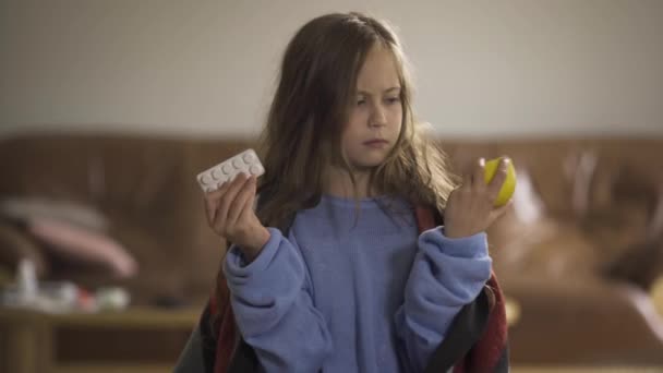 Menina morena muito caucasiana jogando fora pílulas e escolher limão para o tratamento. Escolhendo entre medicina tradicional e alternativa. Conceito de saúde, doença, doença, frio, tratamento . — Vídeo de Stock