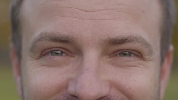 Yetişkin, beyaz bir adamın aşırı yakın çekimi gri gözler. Gri saçlı adam kameraya bakıyor ve surat yapıyor.. — Stok video