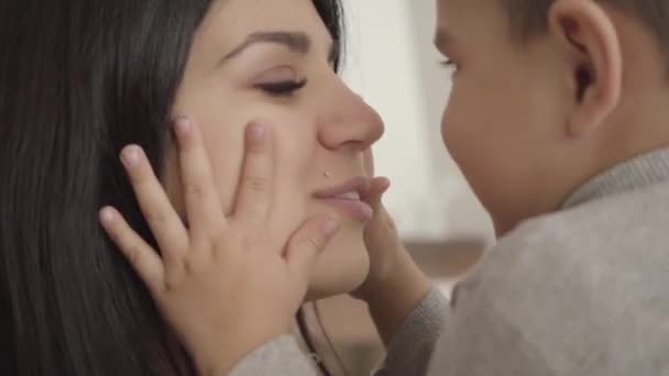 Visages rapprochés d'une femme et d'un garçon souriants du Moyen-Orient se frottant le nez. Mère heureuse et fils exprimant l'amour les uns aux autres . — Video