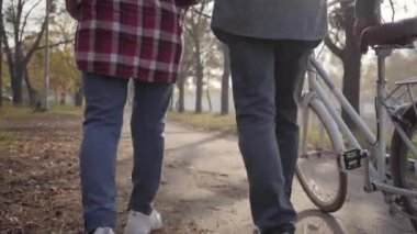 Spor ayakkabılı iki çift yetişkin bacağının yakın çekimi parktaki ara sokakta bisikletle yürüyor. Kamera devreye giriyor. Yetişkin bir emekli aile akşam vakti dışarıda geziniyor. Birlikte yaşlanmak, sonsuz aşk kavramı.