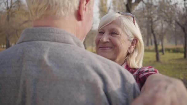 Portrait d'une femme caucasienne âgée heureuse embrassant son mari adorable. Couple retraité mature passant une soirée ensoleillée en plein air. Vieillir ensemble, concept d'amour éternel . — Video