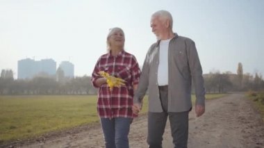 Gülen olgun beyaz bir çift sonbahar akşamı gezintiye çıkar ve konuşurlar. Avrupa 'da üst düzey ailelerin birlikte dışarıda vakit geçirmeleri kutlu olsun. Birlikte yaşlanmak, sonsuz aşk kavramı..